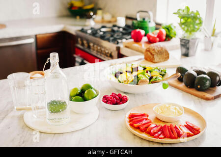 https://l450v.alamy.com/450v/gftcah/a-choice-of-prepared-fresh-salads-on-a-kitchen-counter-gftcah.jpg