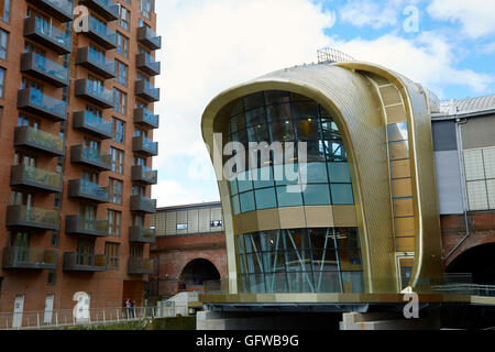 Leeds train station Southern Entrance Iconic entrance of gold-coloured anodized aluminium shingles and glazed windows Stock Photo