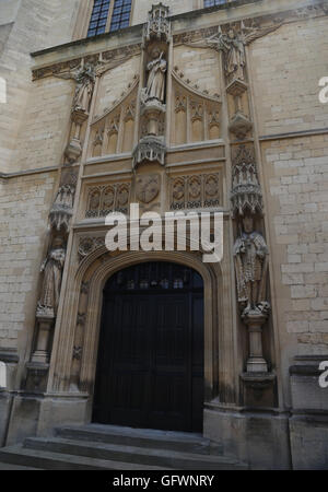 Cheltenham Gloucestershire England Cheltenham College Chapel Doorway With Statue Of Queen Victoria And King Edward VII Stock Photo