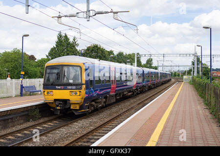 A Great Western Railway class 165 diesel train leaving Hanborough ...