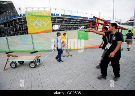 Rio De Janeiro, Brazil. 02nd Aug, 2016. Workers in front of the tennis center prior to the Summer Olympic Games in Rio de Janeiro, Brazil, August 2, 2016. © Vit Simanek/CTK Photo/Alamy Live News Stock Photo