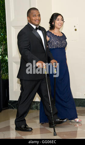 Washington, District of Columbia, USA. 2nd Aug, 2016. United States Army Major Jeremy Haynes and his wife US Army Reserves Sergeant First Class Chelsea Haynes arrive for the State Dinner honoring Prime Minister Lee Hsien Loong of the Republic of Singapore at the White House in Washington, DC on Tuesday, August 2, 2016. Major Haynes wrote to first lady Michelle Obama regarding the work of the Joining Forces initiative in July.Credit: Ron Sachs/Pool via CNP Credit:  Ron Sachs/CNP/ZUMA Wire/Alamy Live News Stock Photo