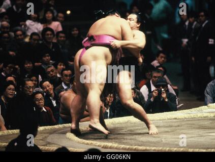 FILE: Former sumo champion Chiyonofuji dies at age 61. The former Yokozuna and 31-time sumo champion died on July 31st, 2016 due to pancreatic cancer. Photo taken FEBRUARY 10, 1990 - Sumo : Chiyonofuji fights against Kotogaume during the Sumo Tournament. © Shinichi Yamada/AFLO/Alamy Live News Stock Photo