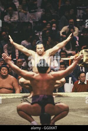 FILE: Former sumo champion Chiyonofuji dies at age 61. The former Yokozuna and 31-time sumo champion died on July 31st, 2016 due to pancreatic cancer. Photo taken FEBRUARY 10, 1990 - Sumo : Chiyonofuji and Kirishima in action during the Sumo Tournament. © Shinichi Yamada/AFLO/Alamy Live News Stock Photo