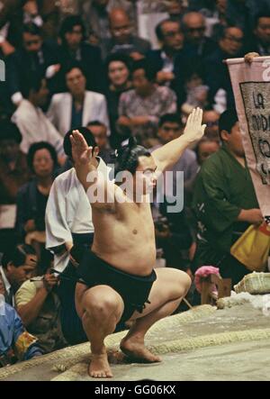 FILE: Former sumo champion Chiyonofuji dies at age 61. The former Yokozuna and 31-time sumo champion died on July 31st, 2016 due to pancreatic cancer. Photo taken MAY 14, 1987 - Sumo : Grand Champion Yokozuna Chiyonofuji in action. © Shinichi Yamada/AFLO/Alamy Live News Stock Photo