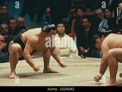 FILE: Former sumo champion Chiyonofuji dies at age 61. The former Yokozuna and 31-time sumo champion died on July 31st, 2016 due to pancreatic cancer. Photo taken JANUARY 20, 1987 - Sumo : Chiyonofuji fights against Kirinji. © Shinichi Yamada/AFLO/Alamy Live News Stock Photo