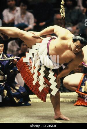 FILE: Former sumo champion Chiyonofuji dies at age 61. The former Yokozuna and 31-time sumo champion died on July 31st, 2016 due to pancreatic cancer. UNDATED Photo showing Sumo grand champion Yokozuna Chiyonofuji conducts a ceremonial performance for the entrance of the ring 'Dohyo-iri' before the start of competition in Japan. © AFLO/Alamy Live News Stock Photo