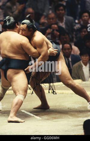 FILE: Former sumo champion Chiyonofuji dies at age 61. The former Yokozuna and 31-time sumo champion died on July 31st, 2016 due to pancreatic cancer. Undated photo showing Yokozuna Chiyonofuji (R) in action against Itai (L) during the Grand Sumo Championship in Japan. © Jun Tsukida/AFLO SPORT/Alamy Live News Stock Photo