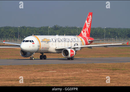 Kuala Lumpur/Malaysia Februar 10, 2015: Airbus A320 from Air Asia Airliners landing with special 'chevrolet' colours at Kuala Stock Photo