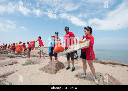 Students from the Univ. of Houston volunteer to help clean up Port Mansfield jetties in south Texas during spring break Stock Photo