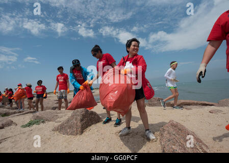 Students from the Univ. of Houston volunteer to help clean up Port Mansfield jetties in south Texas during spring break Stock Photo