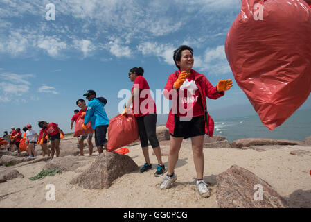 Students from the Univ. of Houston volunteer to help clean up Port Mansfield jetties in south Texas during spring break Stock Photo