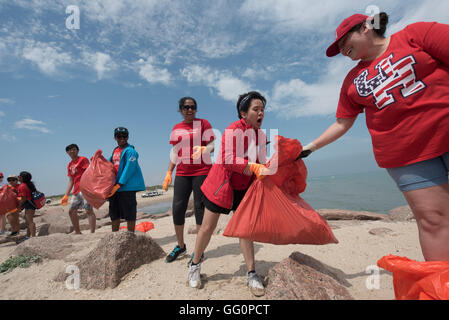 Students from the Univ. of Houston volunteer to help clean up Port Mansfield jetties in south Texas during spring break Stock Photo