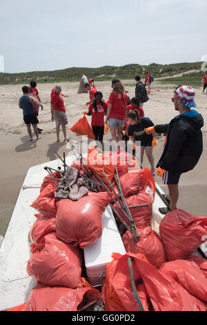 Students from the Univ. of Houston volunteer to help clean up Port Mansfield jetties in south Texas during spring break Stock Photo