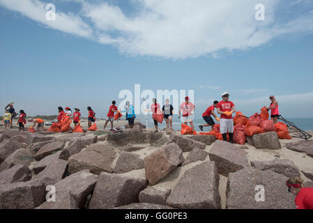 Students from the Univ. of Houston volunteer to help clean up Port Mansfield jetties in south Texas during spring break Stock Photo