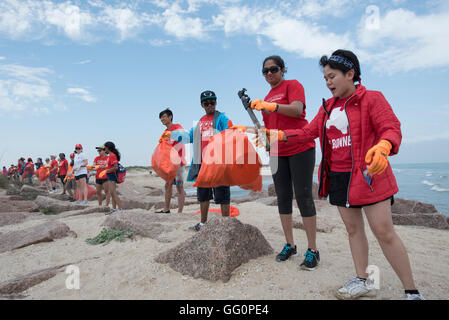 Students from the Univ. of Houston volunteer to help clean up Port Mansfield jetties in south Texas during spring break Stock Photo