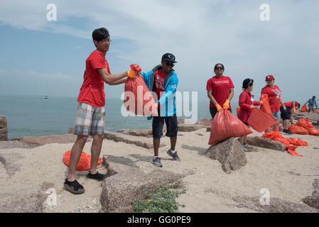 Students from the Univ. of Houston volunteer to help clean up Port Mansfield jetties in south Texas during spring break Stock Photo