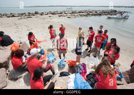 Students from the Univ. of Houston volunteer to help clean up Port Mansfield jetties in south Texas during spring break Stock Photo