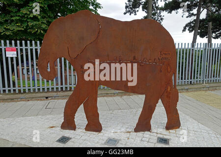 A steel elephant sculpture is a sign directing pedestrians to the town centre from Colchester North rail station, Essex, England Stock Photo