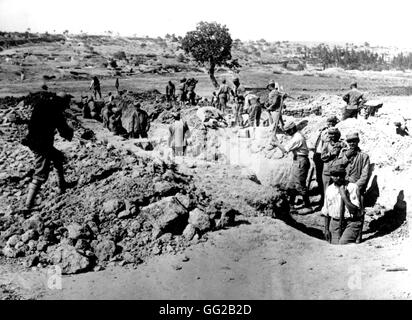 French soldiers digging trenches in Gallipoli 1916 France - World War I Vincennes. War museum Stock Photo