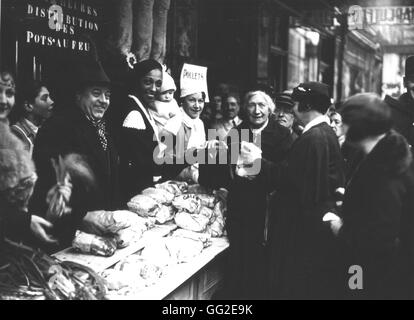 During the crisis, Joséphine Baker helping with the distribution of commodity foods France October 1932