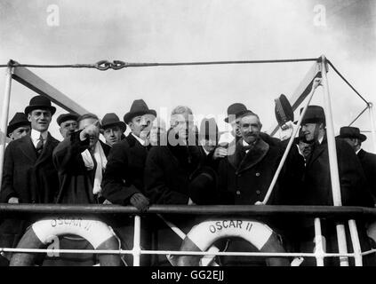 The Ford Peace Expedition: Henry Ford with members of the Peace party going to Europe on board of the 'Oscar II' ship February 1918 United States, World War I Washington, National archives Stock Photo