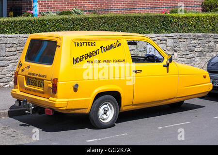 Swanage Carnival procession parade on the theme of Sitcoms in July - Trotters Independent Trading Co yellow van Stock Photo