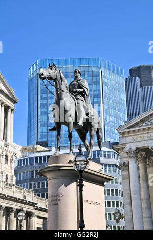 Equestrian statue of the Duke of Wellington in London's financial district, Threadneedle Street, City of London, England, UK Stock Photo