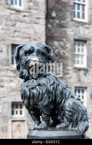 Statue of Greyfriars Bobby in Candlemaker Row outside Greyfriars churchyard, Edinburgh. Stock Photo