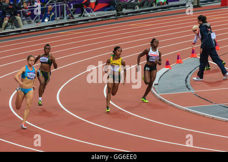 Shelly-Ann Fraser-Pryce, Jamaica, runs the bend in the Women's 200m round 1, London 2012, Summer Olympic Games, London, UK Stock Photo