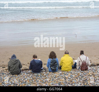 Parents with children eating at beach Stock Photo - Alamy