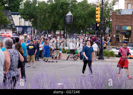 Large crowd assembled in downtown Montague, Michigan for the 2016 Annual Cruz In parade of vintage and antique automobiles and t Stock Photo