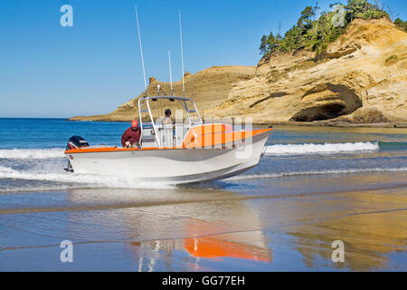 A dory boat lands on the beach at high speed in Pacific City, Oregon, home of the Pacific City Dory Fleet. Pacific City is one o Stock Photo