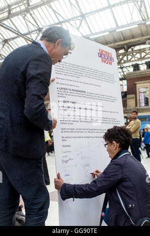 London, UK. 10th August, 2016. The Campaign for Better Transport and the Association of British Commuters at London Victoria Station after the strike has been called off Credit:  Alberto Pezzali/Alamy Live News Stock Photo