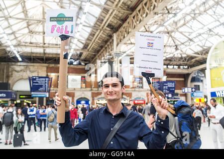 London, UK. 10th August, 2016. The Campaign for Better Transport and the Association of British Commuters at London Victoria Station after the strike has been called off Credit:  Alberto Pezzali/Alamy Live News Stock Photo