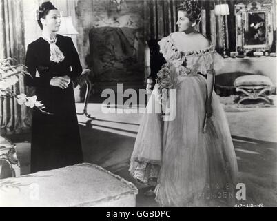 REBECCA USA 1940 Alfred Hitchcock Mrs. Danvers (JUDITH ANDERSON), Mrs. de Winter (JOAN FONTAINE) Regie: Alfred Hitchcock Stock Photo