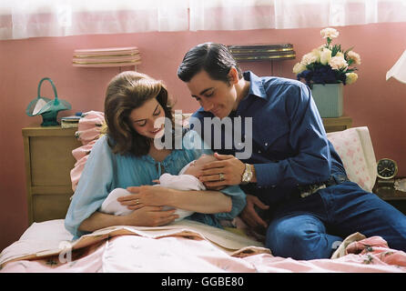 BROKEBACK MOUNTAIN USA 2005 Ang Lee Lureen (ANNE HATHAWAY) with Baby and Husband Jack (JAKE GYLLENHAAL) Regie: Ang Lee Stock Photo