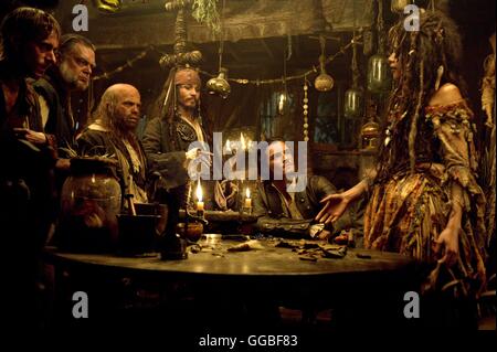 PIRATES OF THE CARIBBEAN - FLUCH DER KARIBIK 2 / Pirates of the Caribbean - Dead Man's Chest USA 2006 / Gore Verbinski Ragetti (MAKENZIE CROOK), Joshamee Gibbs (KEVIN MCNALLY), Pinte (LEE ARENBERG), Captain Sparrow (JOHNNY DEPP), Will Turner (ORLANDO BLOOM) and Tia Dalma (NAOMIE HARRIS) Regie: Gore Verbinski aka. Pirates of the Caribbean - Dead Man's Chest Stock Photo