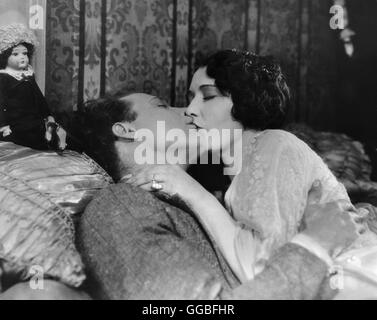 THE CROWD / USA 1928 / King Vidor Johnny Sims (JAMES MURRAY) and Mary (ELEANOR BOARDMAN) Regie: King Vidor Stock Photo