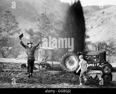 WHAT A WAY TO GO! / USA 1964 / J. Lee Thompson Lennie Crawley (DEAN MARTIN) finding an oil source. Regie: J. Lee Thompson Stock Photo