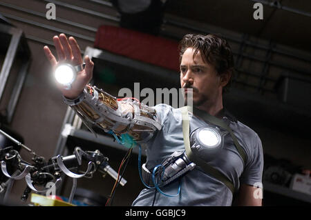 Iron Man / Tony Stark (ROBERT DOWNEY JR.) testet seine neueste Erfindung Regie: Jon Favreau aka. Iron Man Stock Photo