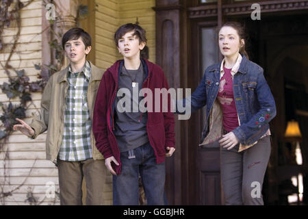 Die Geheimnisse der Spiderwicks / FREDDIE HIGHMORE as Simon and Jared Grace and Mallory Grace (SARAH BOLGER) Regie: Mark Waters aka. The Spiderwick Chronicles Stock Photo