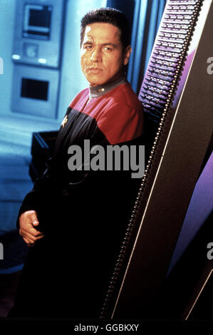 STAR TREK - RAUMSCHIFF VOYAGER / Zersplittert (Shattered) (Star Trek: Voyager) USA 2000 / 2001 / Terry Windell Die Voyager wird durch einen Blitzschlag in verschiedene Zeitrahmen zersplittert. Commander Chakotay (ROBERT BELTRAN) hat sich verletzt. Er erhält ein Serum, das ihm ermöglicht, von einem Zeitrahmen in den nächsten zu gelangen. Regie: Terry Windell aka. Zersplittert Shattered Star Trek: Voyager Stock Photo