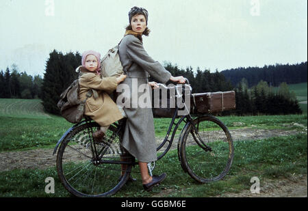 RAMA DAMA / BRD 1990 / Joseph Vilsmaier Kati (DANA VAVROVA) radelt mit ihrer kleinen Tochter Marie (JANINA VILSMAIER) aufs Land. Regie: Joseph Vilsmaier Stock Photo