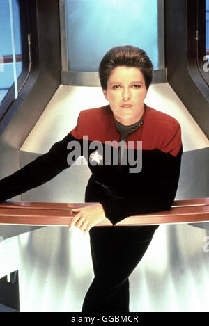 STAR TREK - RAUMSCHIFF VOYAGER / Die Leere (Star Trek: Voyager) USA 2000 / 2001 / Michael Vejar Die Voyager wird durch eine Art Trichter in eine Umgebung hineingezogen, die die 'Leere' genannt wird. Captain Kathryn Janeway (KATE MULGREW) sucht mit Hochruck nach Alliierten, um sich aus dieser misslichen Lage zu befreien. Regie: Michael Vejar aka. Die Leere Star Trek: Voyager Stock Photo