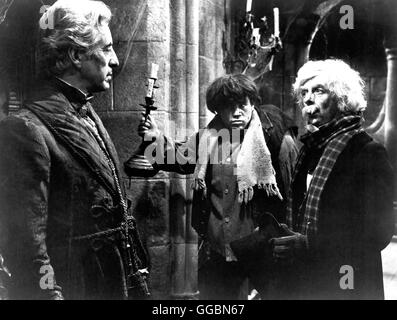 TANZ DER VAMPIRE / The Fearless Vampire Killers USA 1967 / Roman Polanski Professor Abronsius (JACK MACGOWRAN, re.) und sein Gehilfe Alfred gehen in Transsylvanien auf Vampirjagd. In der HÜhle des LÜwen, dem Schloss des Grafen von Krolock, angelangt, geraten sie von einer grotesken Situation in die nächste. Szene mit Graf von Krolock (FERDY MAYNE) und Koukol (TERRY DOWNES, mi.) Regie: Roman Polanski aka. The Fearless Vampire Killers Stock Photo