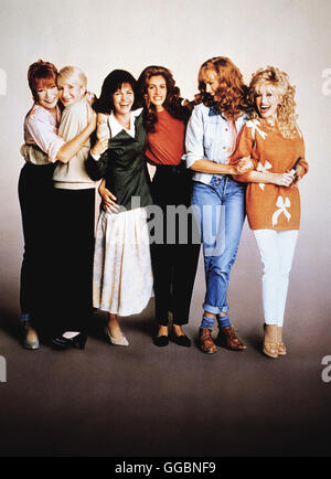 MAGNOLIEN AUS STAHL / Steel Magnolias USA 1989 / Herbert Ross Sechs Frauen schlagen sich im Südstaatenkaff Chinquapin tapfer durchs Leben... Foto vlnr.: Oiser Boudreaux (SHIRLEY MACLAINE), Claire Belcher (OLYMPIA DUKAKIS), Molynn Eatenton (SALLY FIELD), Shelby E. Latcherie (JULIA ROBERTS), Annelle Dupuy Deseto (DARYL HANNAH) und Truvy Jones (DOLLY PARTON). Regie: Herbert Ross aka. Steel Magnolias Stock Photo