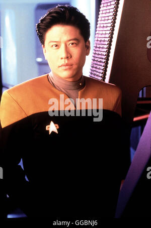 STAR TREK - RAUMSCHIFF VOYAGER / Arbeiterschaft, Teil 1 (Workforce, Part 1) USA 2000 / 2001 / Allan Kroeker Als Kim, Chakotay und Neelix von einer Außenmission zurückkehren, finden sie die Voyager verlassen vor. Sie orten die verschwundene Besatzung auf einen Planeten, wo sie als Arbeiter eingesetzt sind. Bild: GARRETT WANG als Kim Regie: Allan Kroeker aka. Arbeiterschaft, Teil 1 Workforce, Part 1 Stock Photo