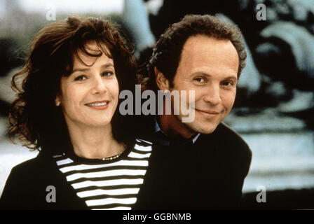 VERGISS PARIS / Forget Paris USA 1995 / Billy Crystal Eigentlich kommt Basketball-Schiedsrichter Mickey Gordon nur nach Paris, um den letzten Willen seines Vaters zu erfüllen: der alte Herr will in Frankreichs Erde begraben werden. Die schlechte Nachricht: der Sarg ist am Zielflughafen verschollen. Die gute Nachricht: Mickey (BILLY CRYSTAL) trifft seine große Liebe - die bezaubernde Ellen (DEBRA WINGER). Regie: Billy Crystal aka. Forget Paris Stock Photo