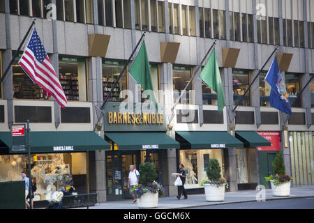Barnes Noble Bookstore On Fifth Avenue Nyc Usa Stock Photo